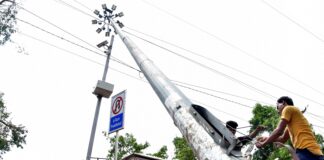 Cyclone Fani damages electric poll near lower PMG square square in Bhubaneswar