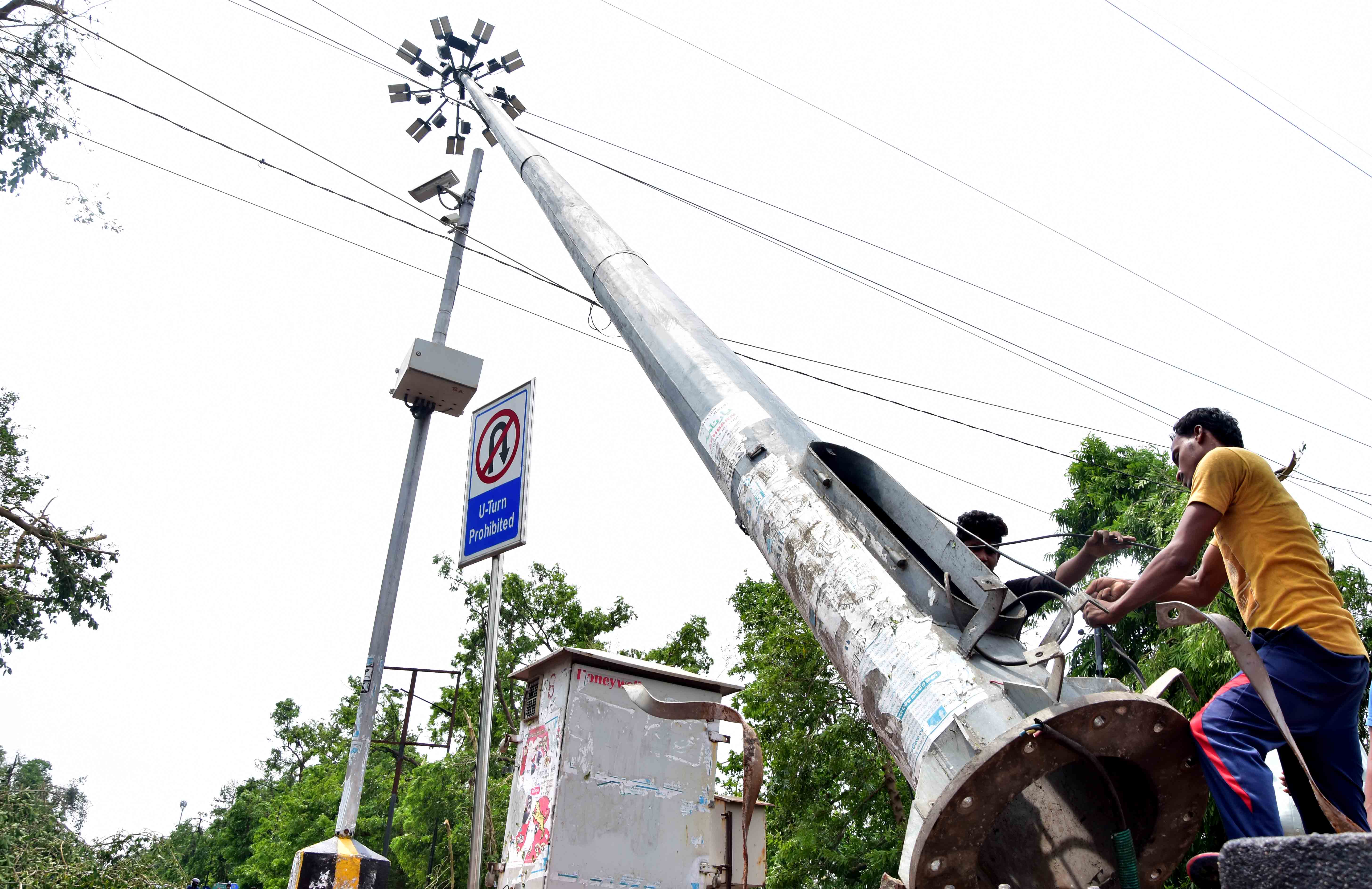 Cyclone Fani damages electric poll near lower PMG square square in Bhubaneswar