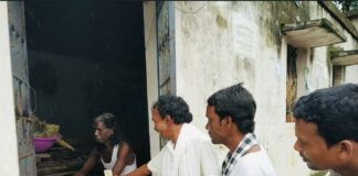 Padma Shree Haladhar Nag selling Raaga Chana