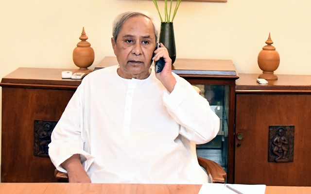 naveen patnaik interacting with people_Mo sarkar