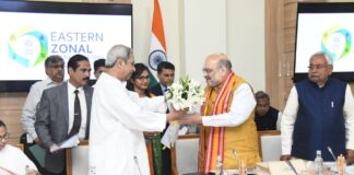 Odisha CM Naveen Patnaik welcomes HM AMit Shah to the meeting