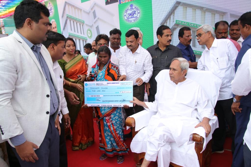 CM Naveen Patnaik Presenting incentives to beneficiaries at Sundargarh