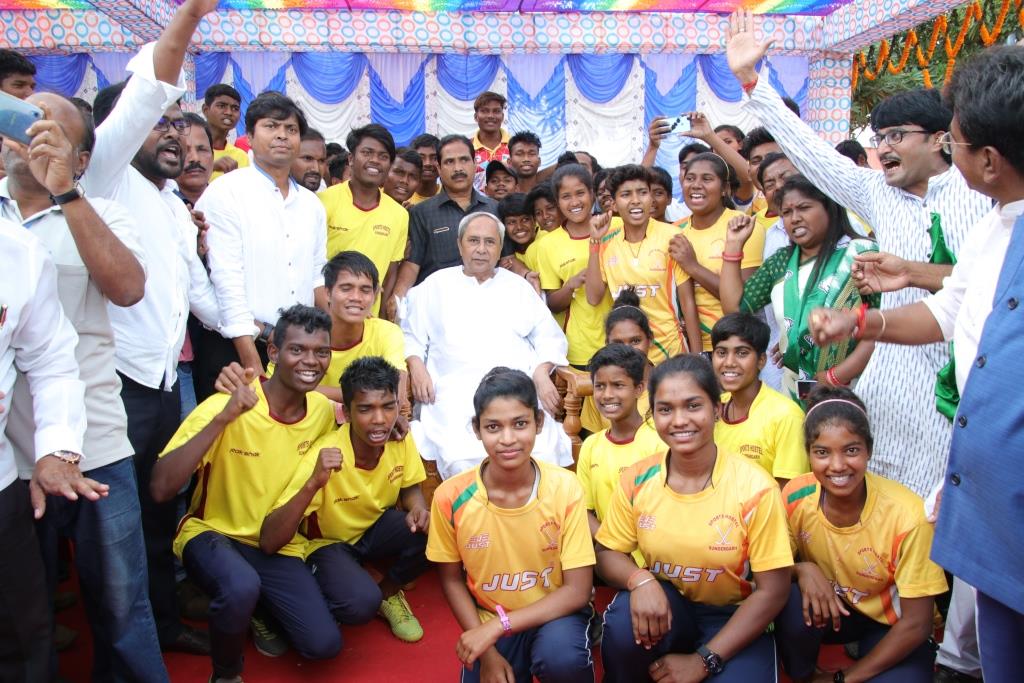 CM Naveen Patnaik with Sundargarh football team for SDC Cup 2020 final