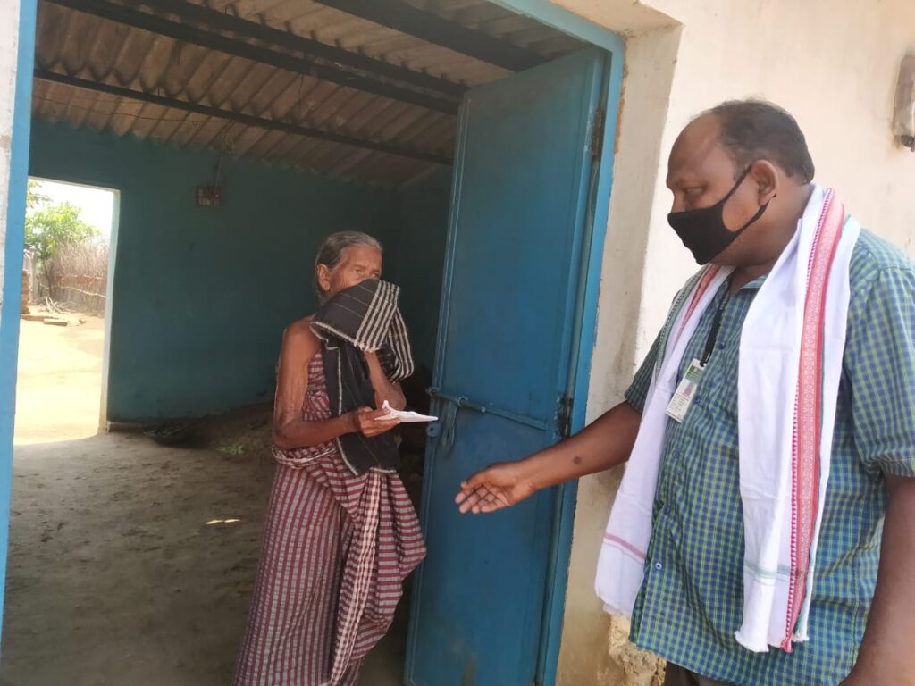 Distribution_of_face_masks_in_peripheral_villages_of_Lakhanpur_Area_of_Mahanadi_Coalfields_in_Jharsuguda